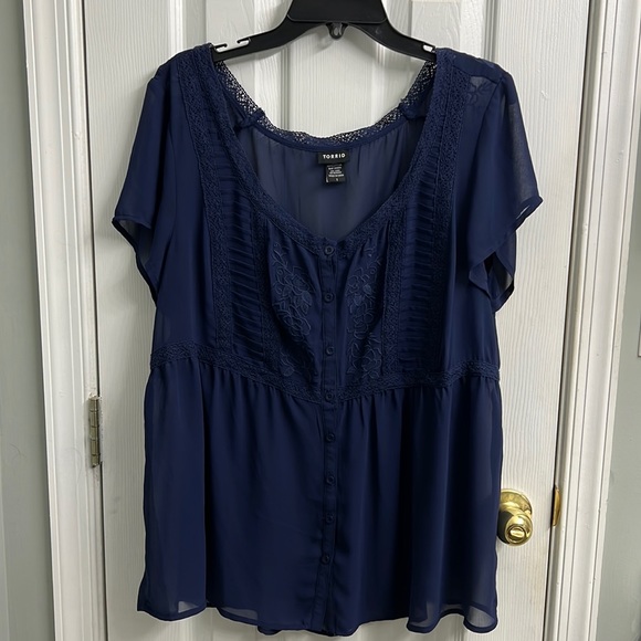 Torrid 1x  Floral Chiffon Button Top
Womens Navy Blue
Sheer Embroidered - Picture 2 of 6